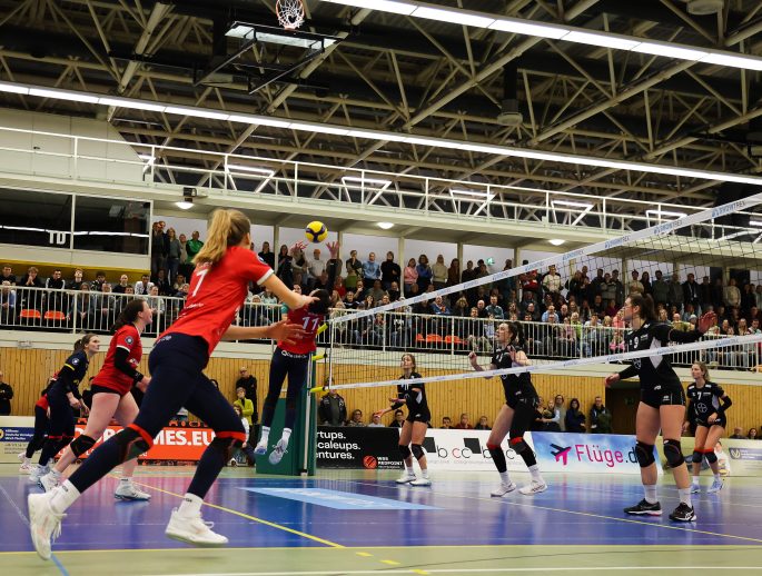 Ein packendes Derby in Köln geht erstmals in den Tiebreak