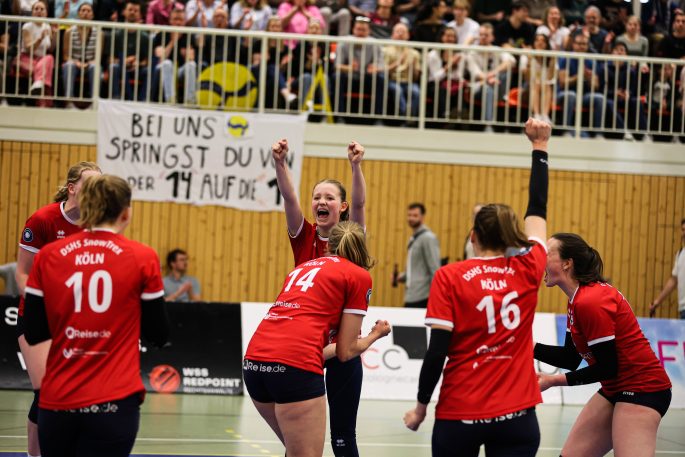 Ein letzter Heimsieg für zwei Legenden: DSHS SnowTrex Köln verabschiedet Torliene und Kalde mit 3:0-Erfolg über TV Dingolfing